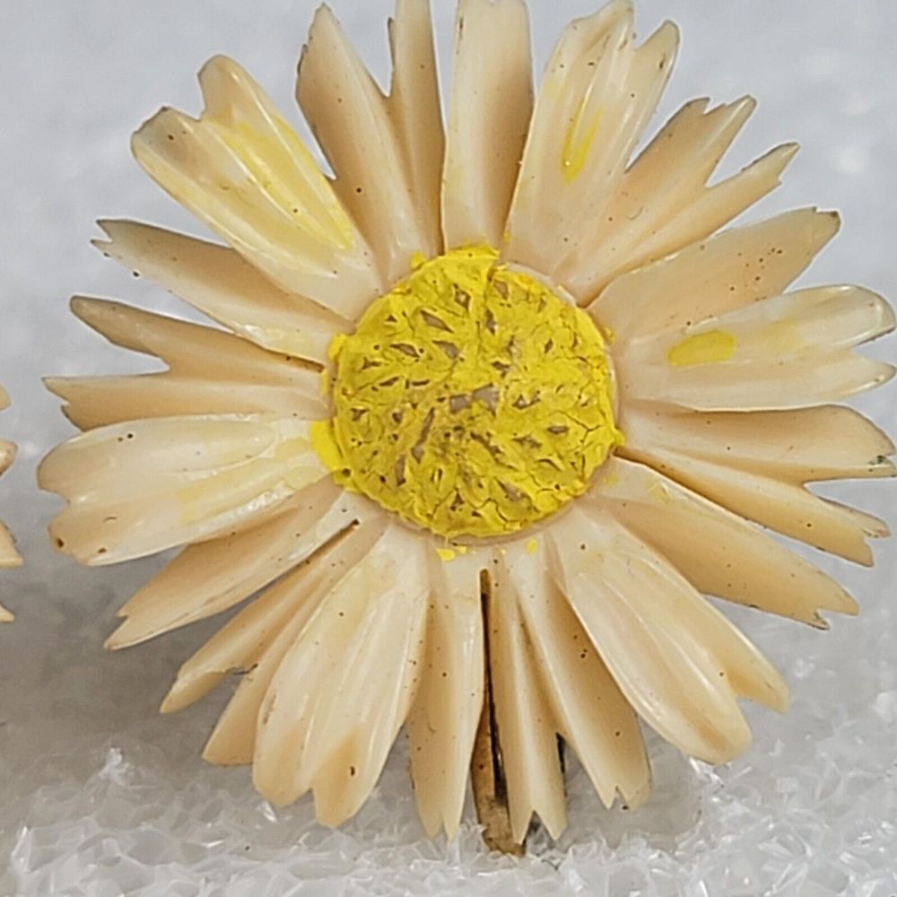 Vintage WINARD Beige Flower Stud Clip-On Earrings 1/20 12K Gold Filled 1 Inch - Picture 2 of 6